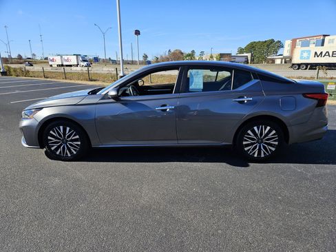 Used 2023 Nissan Altima 2.5 SV image 4