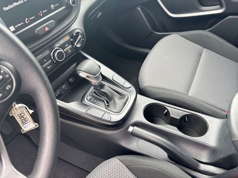 Used 2025 Kia Soul LX w/ LX Technology Package FWD image 41
