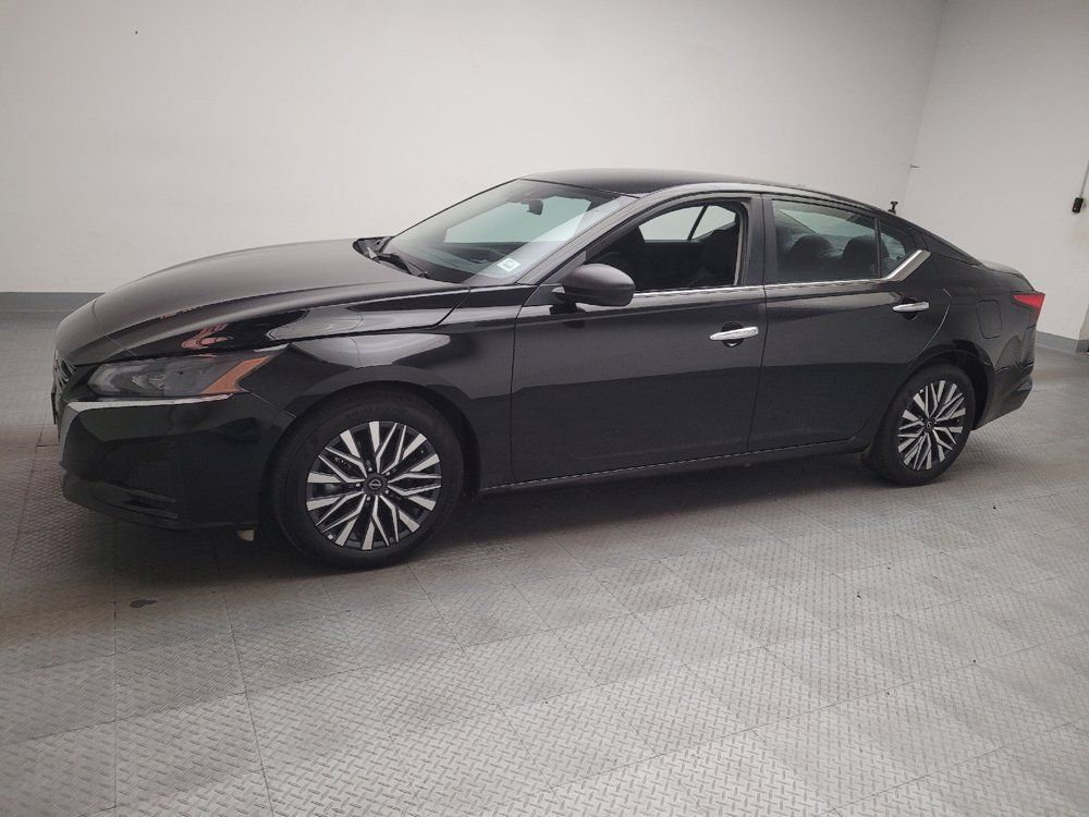 Used 2025 Nissan Altima 2.5 SV FWD image 2
