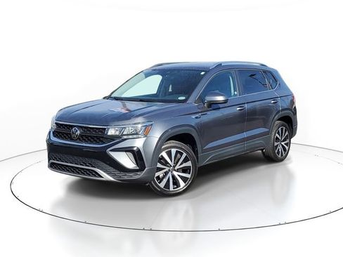 Used 2024 Volkswagen Taos SE FWD image 1