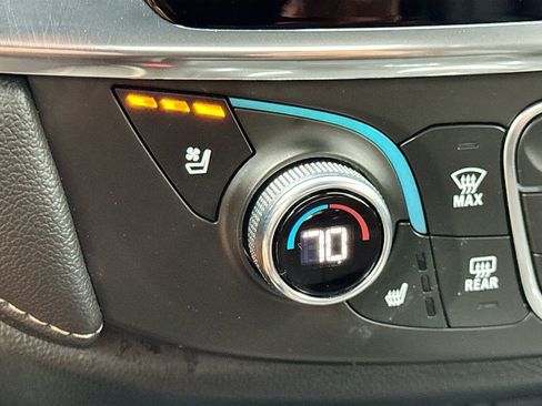 Used 2023 Chevrolet Traverse Premier FWD image 21