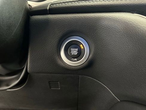Used 2022 Chrysler Pacifica Limited w/ Uconnect Theater Family Group FWD image 53