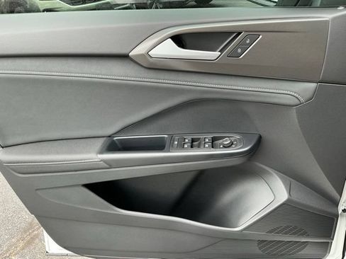 New 2026 Volkswagen Taos SE FWD image 11