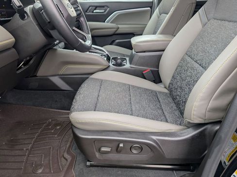 Used 2024 Chevrolet Colorado ZR2 w/ Technology Package image 19