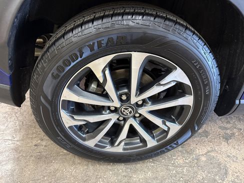 Used 2023 Toyota Corolla Cross XLE w/ Convenience Package image 12