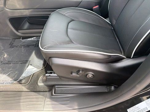 New 2026 Chrysler Pacifica Limited image 11