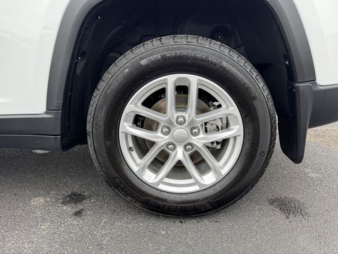 Used 2025 Jeep Grand Cherokee Laredo X w/ Luxury Tech Group I image 43