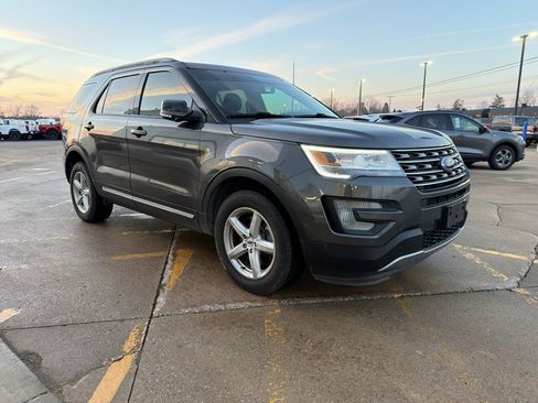 Used 2017 Ford Explorer XLT w/ Equipment Group 202A image 7