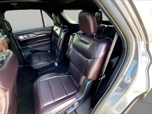 Certified 2025 Ford Explorer Platinum RWD image 19