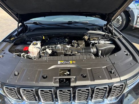 Used 2023 Jeep Grand Cherokee Limited AWD/4WD image 44