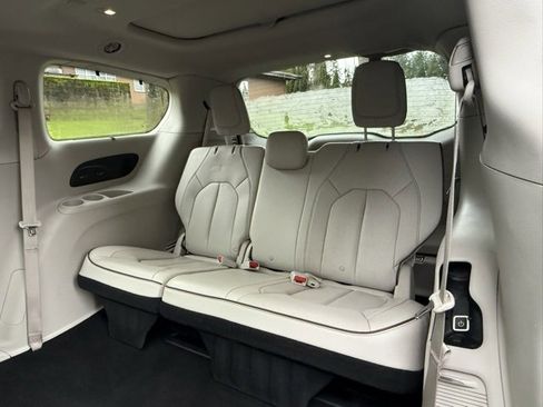 Used 2020 Chrysler Pacifica Limited image 26