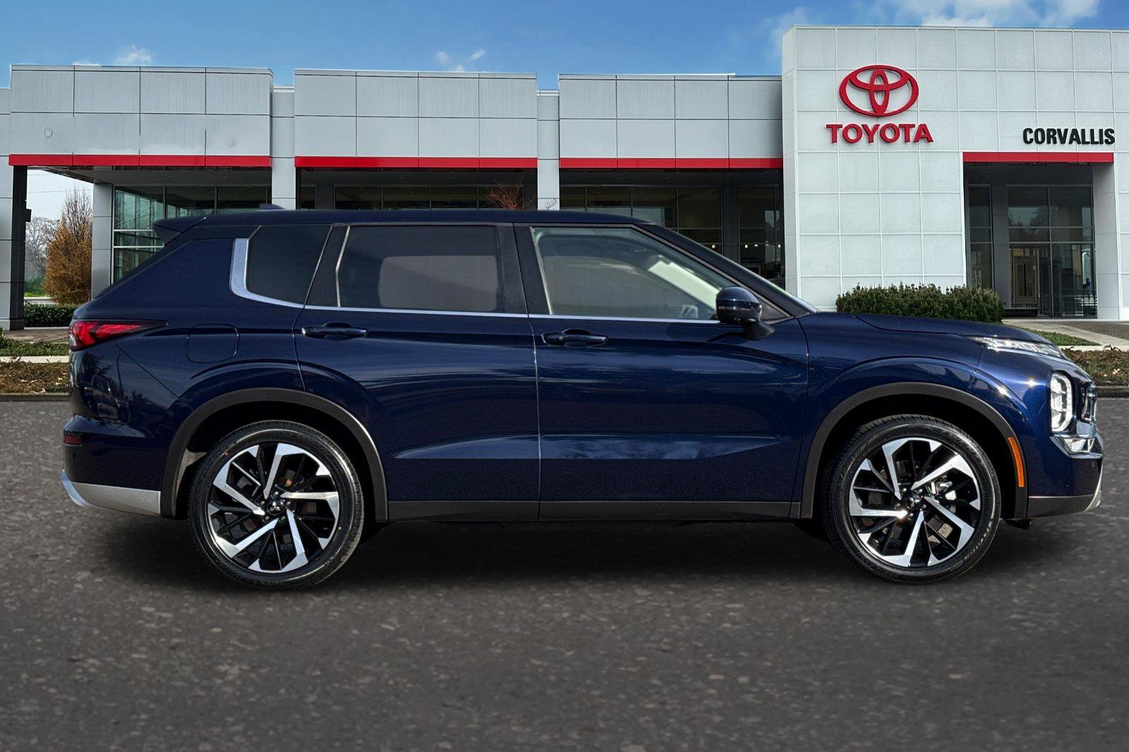 Used 2024 Mitsubishi Outlander SE AWD/4WD image 3