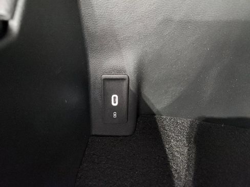 Certified 2025 Volkswagen Atlas Cross Sport SE image 25