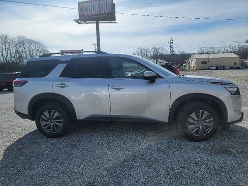 Used 2025 Nissan Pathfinder SV image 3