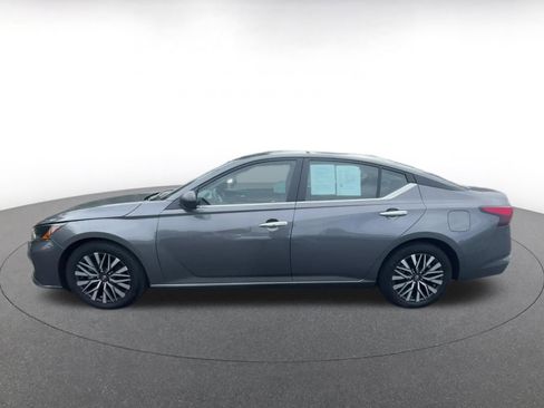 Used 2025 Nissan Altima 2.5 SV image 9