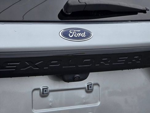 Used 2023 Ford Explorer Limited AWD/4WD image 13