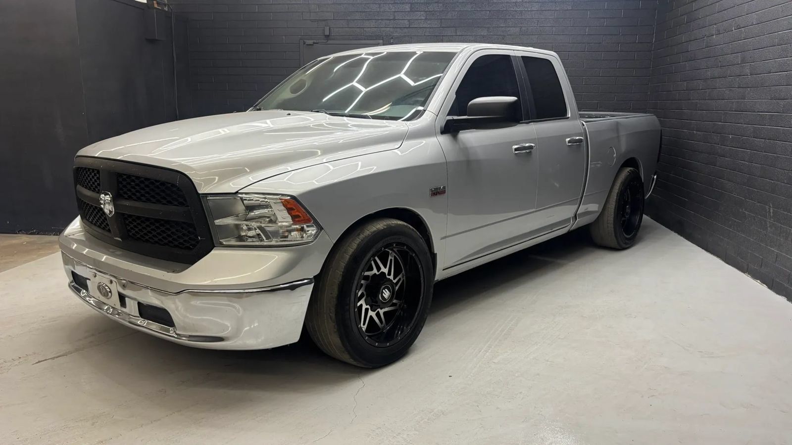 Used 2017 RAM 1500 Classic SLT RWD image 2