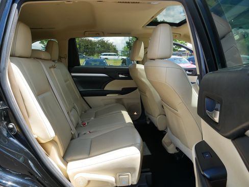 Used 2015 Toyota Highlander XLE AWD/4WD image 18