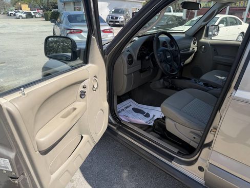 Used 2005 Jeep Liberty Sport image 11