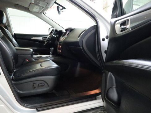 Used 2019 Nissan Pathfinder SL image 10