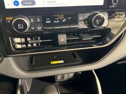 Used 2023 Toyota Highlander XLE AWD/4WD image 36
