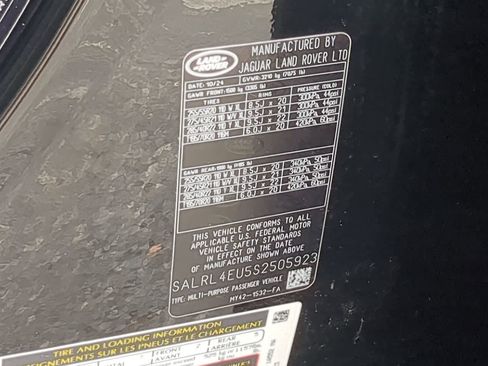 Used 2025 Land Rover Discovery Dynamic SE image 39