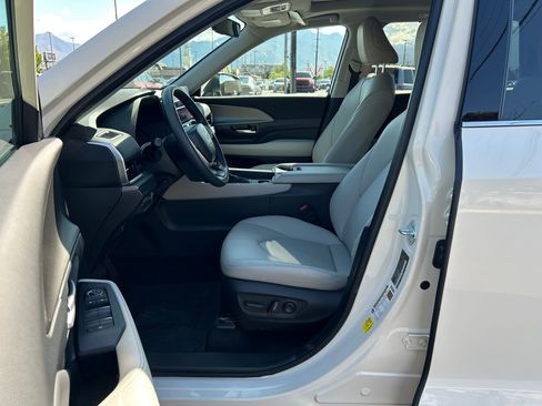 Certified 2024 Toyota Grand Highlander AWD image 12