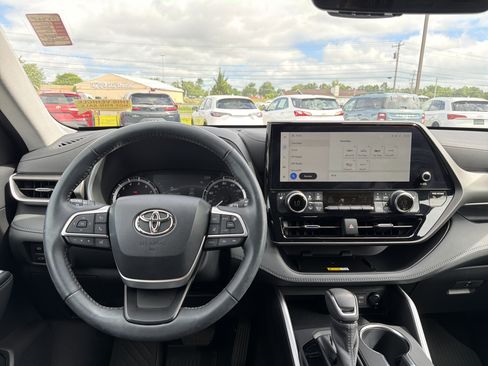 Used 2023 Toyota Highlander XLE AWD/4WD image 12