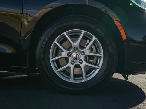 Used 2024 Chrysler Pacifica Touring-L image 9