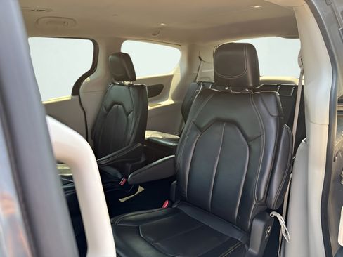 Used 2023 Chrysler Pacifica Touring-L FWD image 12