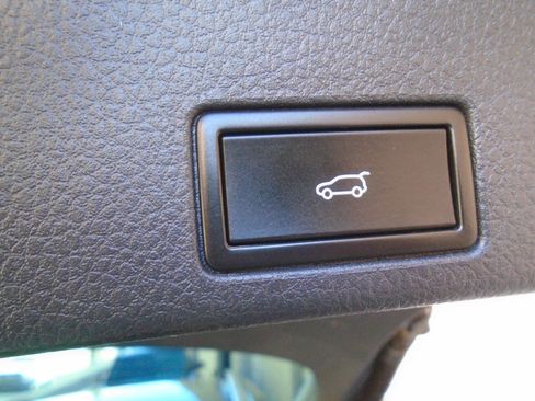 Used 2016 Volkswagen Touareg TDI image 30