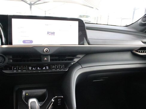 Certified 2025 Toyota Crown Platinum image 39