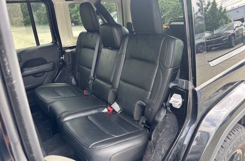 Used 2022 Jeep Wrangler Unlimited Sahara AWD/4WD image 14