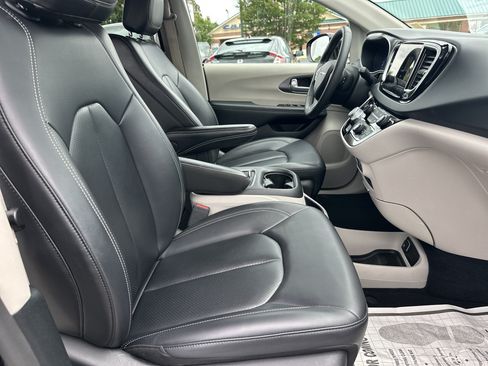 Used 2024 Chrysler Pacifica Touring-L FWD image 14