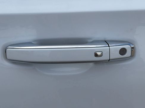 Used 2022 GMC Yukon SLT w/ SLT Premium Package image 14