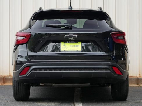 Used 2026 Chevrolet Trax LT w/ Midnight Edition FWD image 10