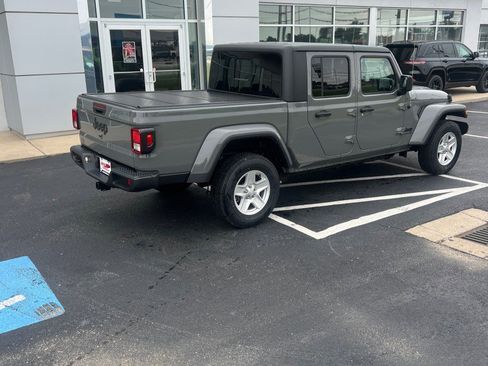 Used 2022 Jeep Gladiator Sport AWD/4WD image 8
