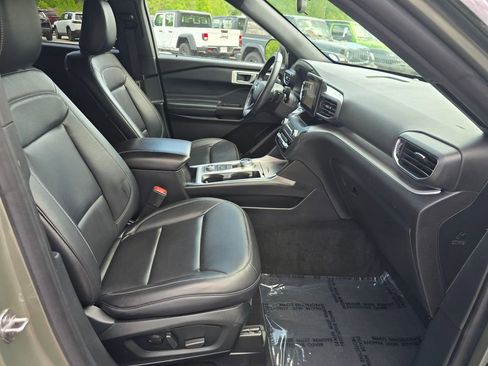 Used 2020 Ford Explorer XLT w/ Equipment Group 202A AWD/4WD image 29