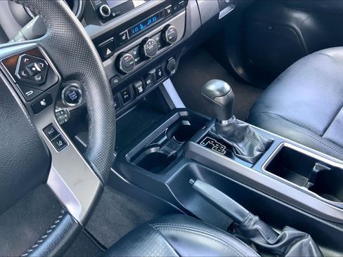 Used 2022 Toyota Tacoma TRD Sport w/ TRD Premium Sport Package AWD/4WD image 16
