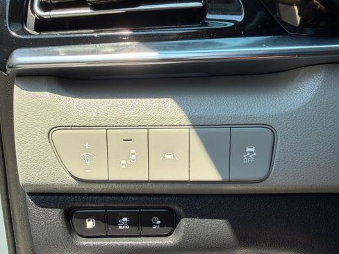 Used 2020 Kia Niro LXS FWD image 22
