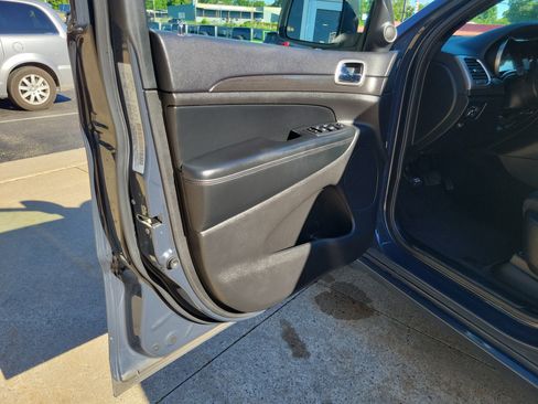 Used 2018 Jeep Grand Cherokee Altitude AWD/4WD image 6