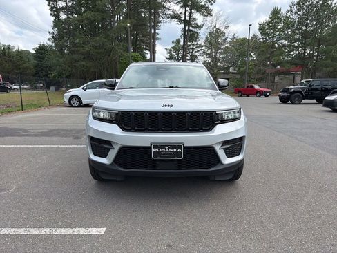 Used 2025 Jeep Grand Cherokee Altitude AWD/4WD image 3