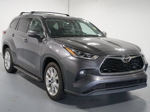 Used 2021 Toyota Highlander Limited FWD image 3