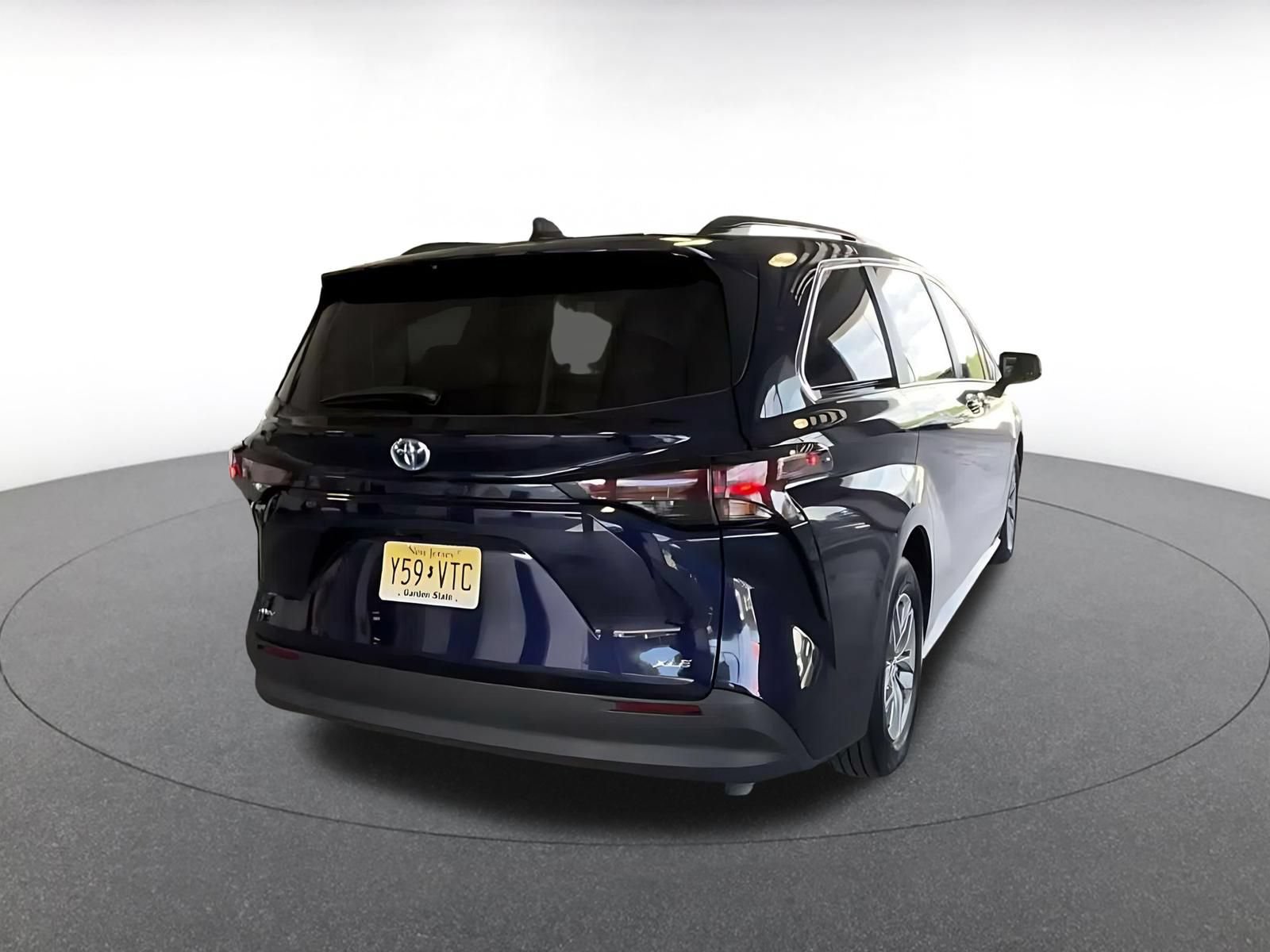 Used 2025 Toyota Sienna XLE FWD image 13