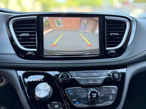 Used 2022 Chrysler Pacifica Touring-L w/ S Appearance Package AWD/4WD image 30