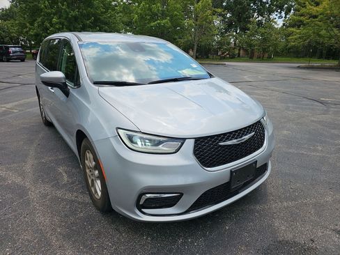 Used 2023 Chrysler Pacifica Touring-L FWD image 8