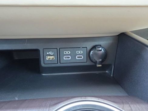 Used 2023 Toyota Highlander Limited FWD image 6
