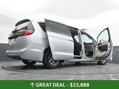 Used 2024 Chrysler Pacifica Touring-L FWD image 75