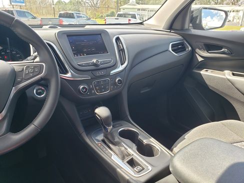 Used 2022 Chevrolet Equinox LT w/ Driver Convenience Package image 18