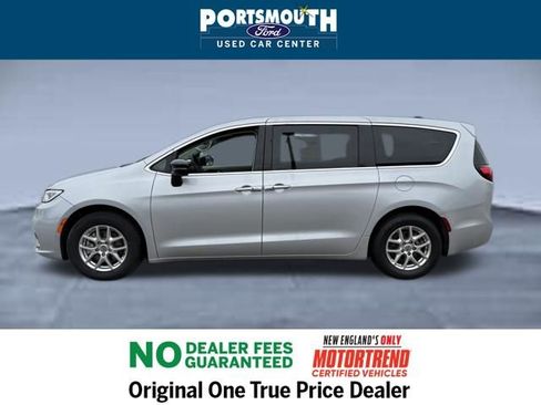 Used 2024 Chrysler Pacifica Touring-L image 2